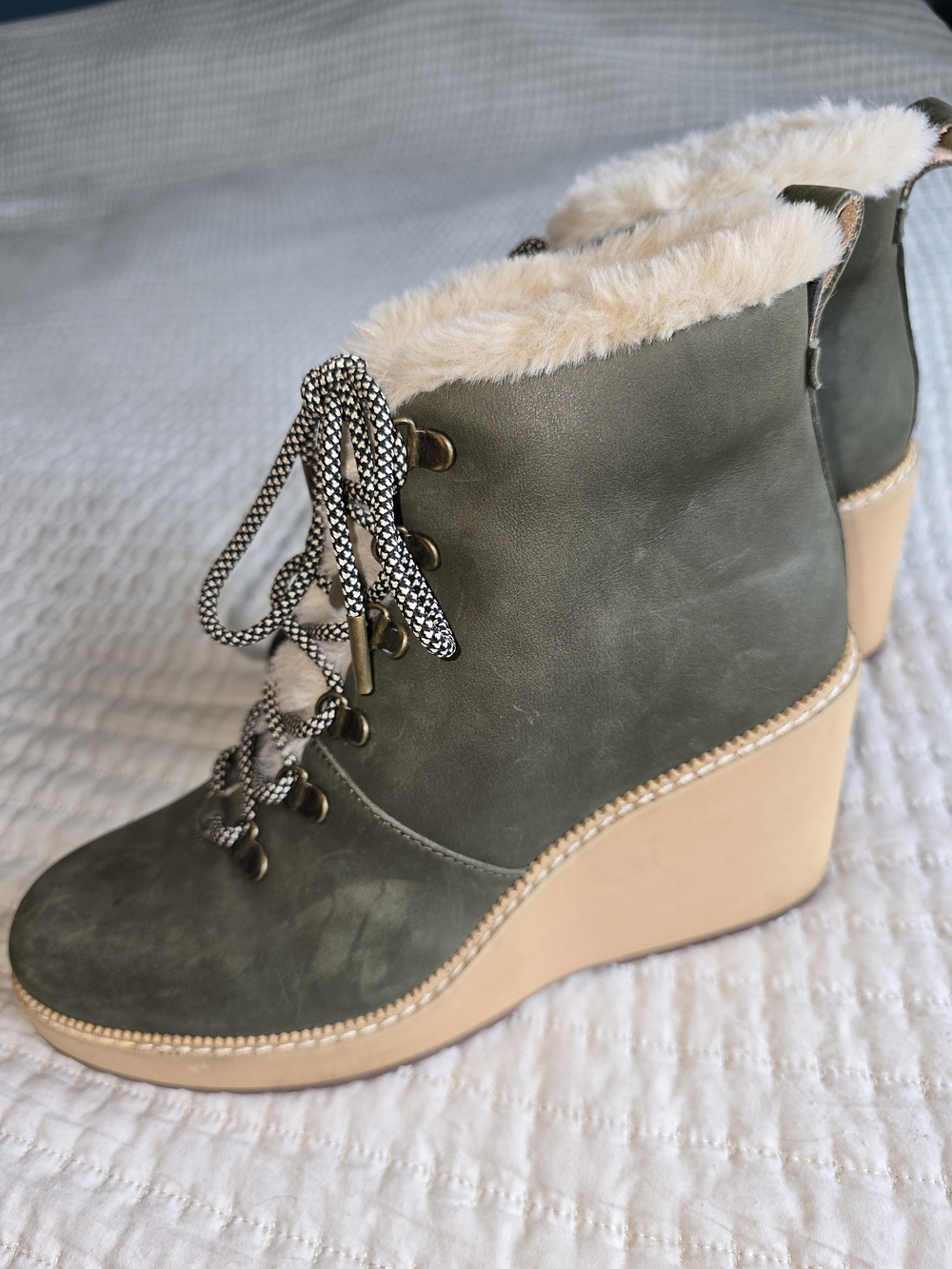 Toms MELROSE Olive Green Wedge Booties 100% Nubuck Suede with Faux Fur Trim